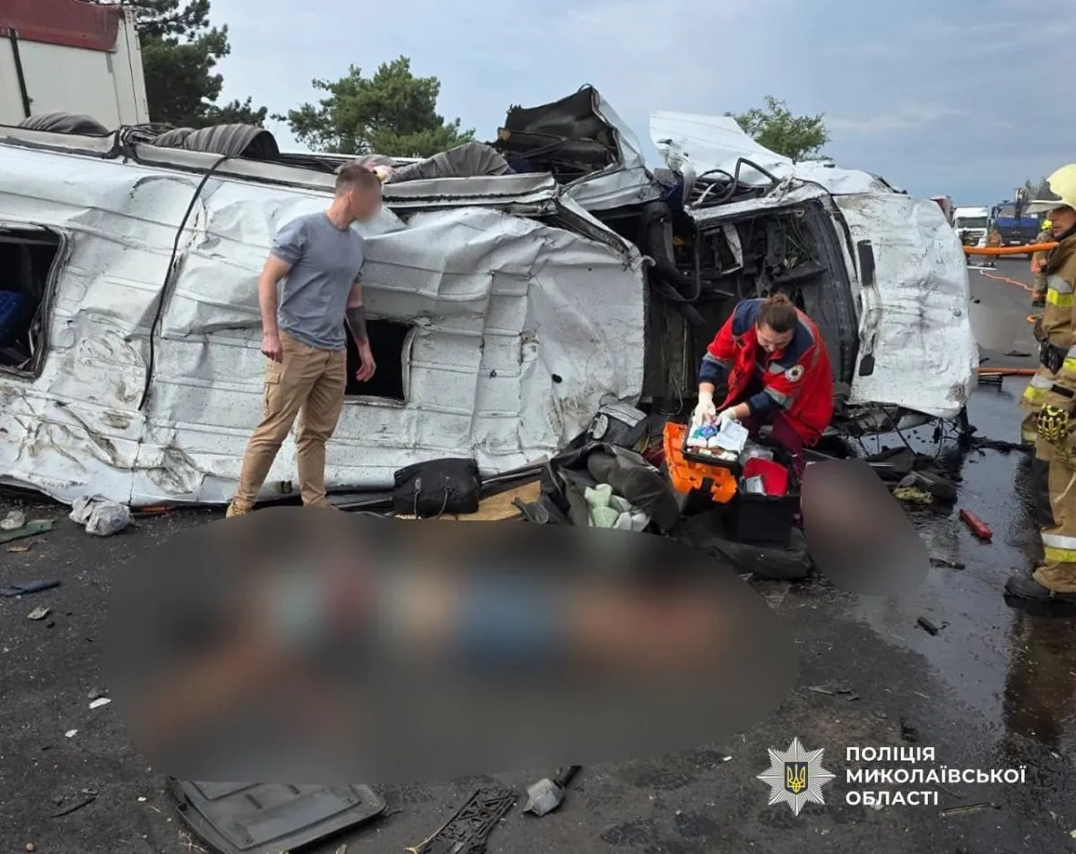 Accident cumplit în sudul Ucrainei: 12 persoane au murit, iar alte nouă au fost rănite după ce un microbuz și un camion s-au lovit. Imagini cu impact emoțional - VIDEO