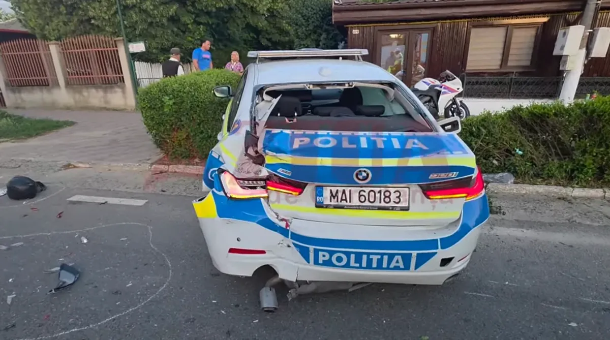 Un autocar din Republica Moldova a lovit o mașină de poliție oprită pe marginea drumului, în România. Doi polițiști au fost răniți - VIDEO
