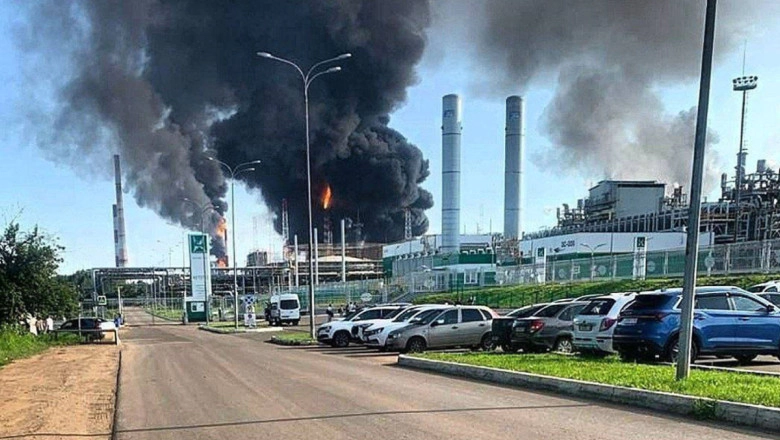 Ucraina a lansat un nou atac masiv asupra Rusiei: Rafinării, petroliere, stație de comprimare și aerodrom militar aruncate în aer - VIDEO