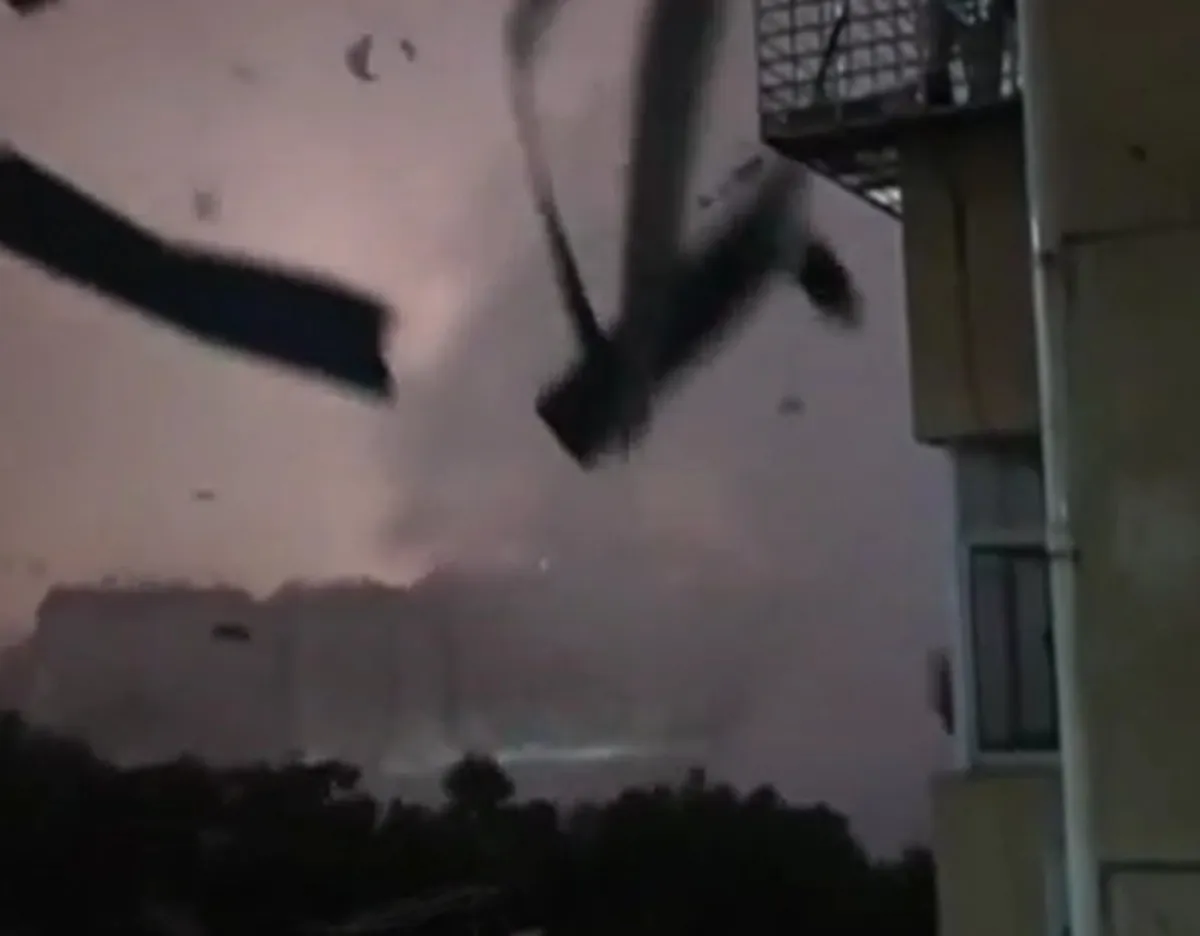Dezastru în China: cel puțin 15 oameni au murit, iar sute au fost răniți după ce tornade violente au măturat provincia Hubei - VIDEO