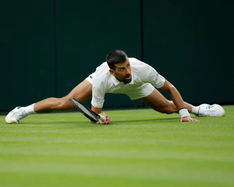 Novak Djokovic sfidează timpul la 39 de ani: sârbul câștigă o bătălie de peste cinci ore și ajunge în semifinalele de la Wimbledon, unde îl așteaptă Jannik Sinner - VIDEO