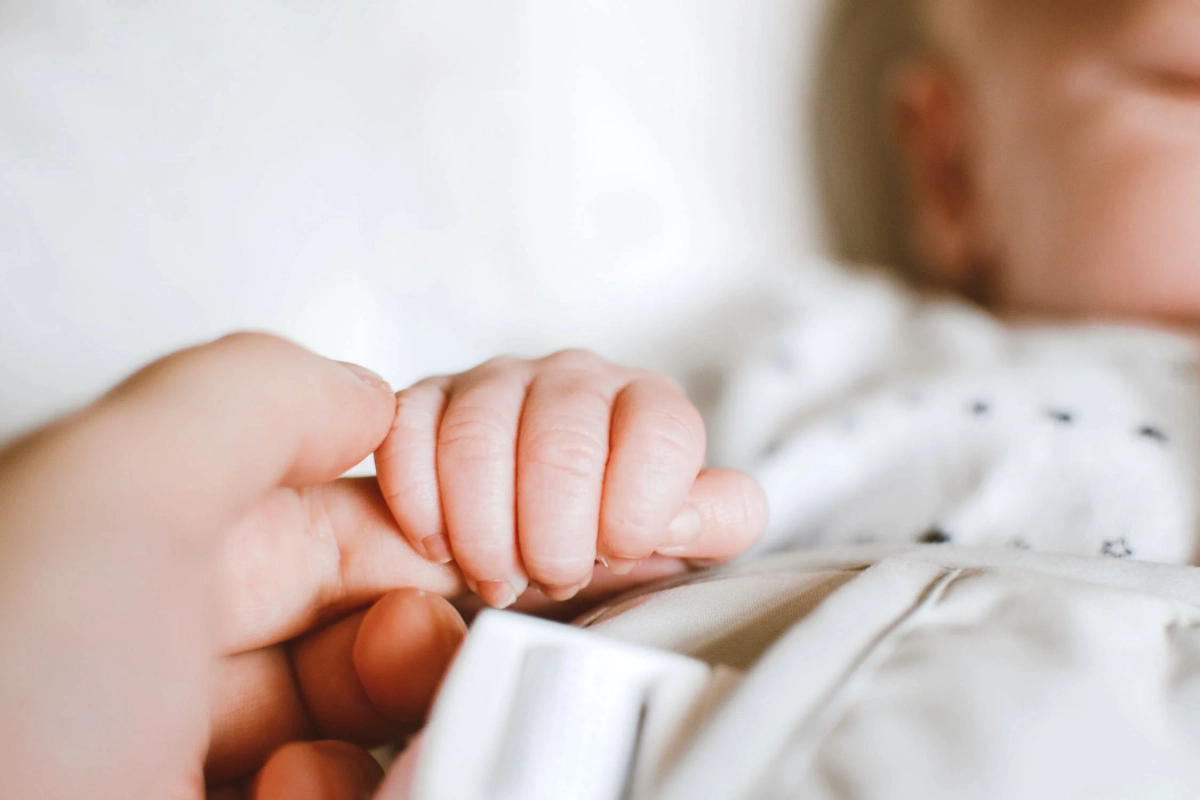 Concediul de maternitate și cel paternal vor conta la pensie: ce alte schimbări aduce legea adoptată de Parlament pentru salariați
