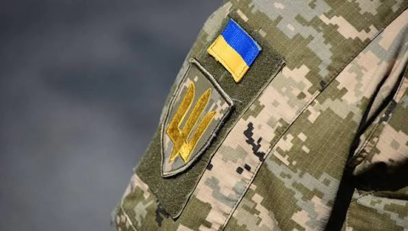 Tensiuni fără precedent la Lvov: un vehicul al Centrului Teritorial de Recrutare a fost răsturnat de mulțime în timpul mobilizării unui tânăr, iar un militar a fost agresat - VIDEO