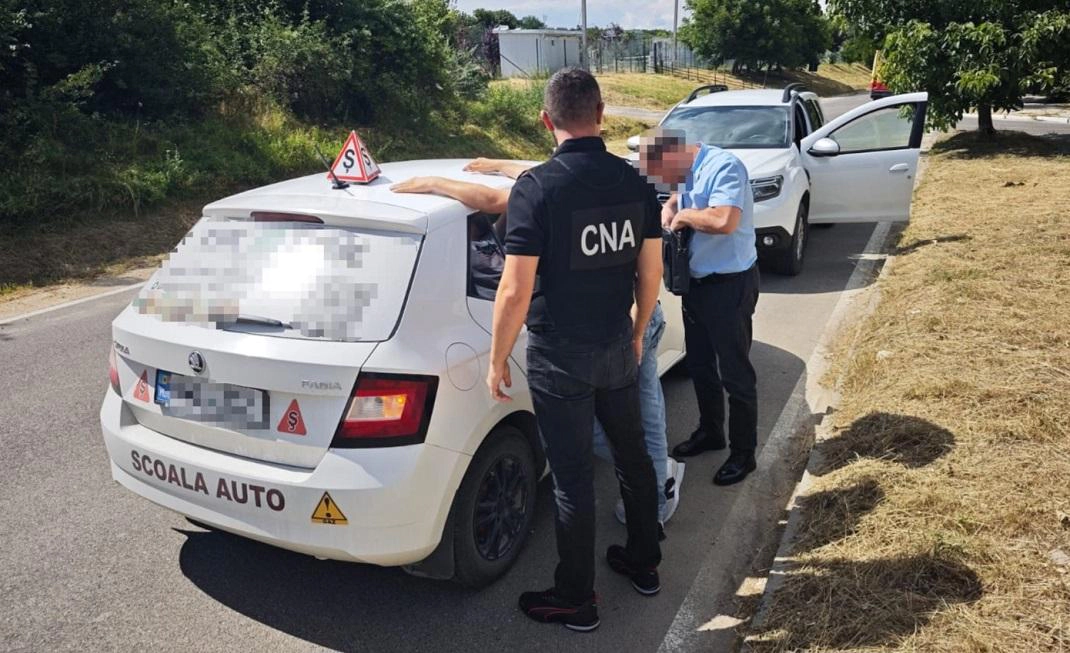 Un instructor auto din Orhei, reținut de CNA. Ar fi cerut 1.200 de euro pentru a „aranja” promovarea examenului practic pentru permisul de conducere