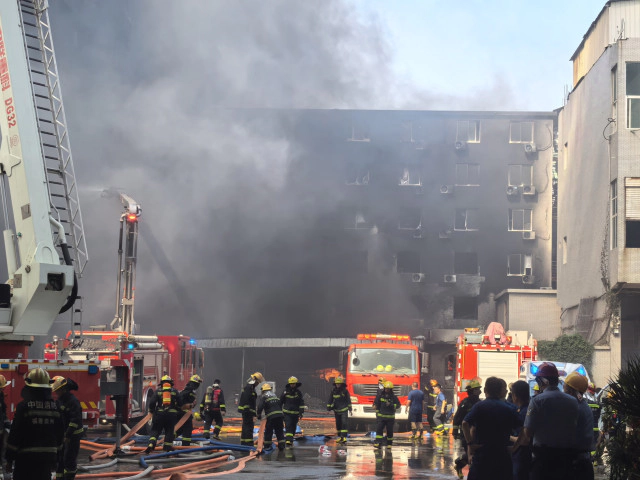 Tragedie în China: cel puțin 28 de oameni au murit după ce un incendiu devastator a mistuit o fabrică de încălțăminte - VIDEO