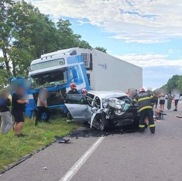 Accident groznic la Sîngerei. Un șofer a murit, după ce s-a ciocnit frontal cu mașina într-un camion: automobilul, transformat într-un boț de fiare