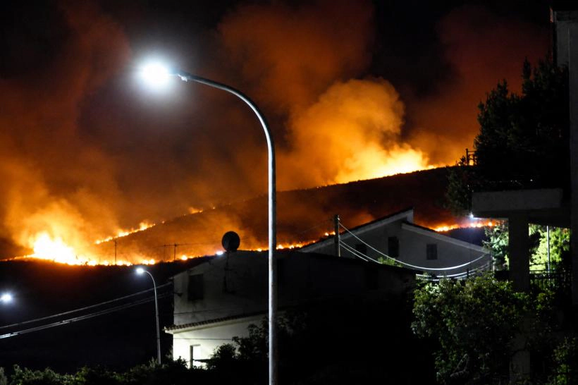 Incendii masive în Italia. Flăcările afecteaza insulele Sardinia și Sicilia, iar autoritățile au mobilizat elicoptere și avioane pentru stingerea acestora