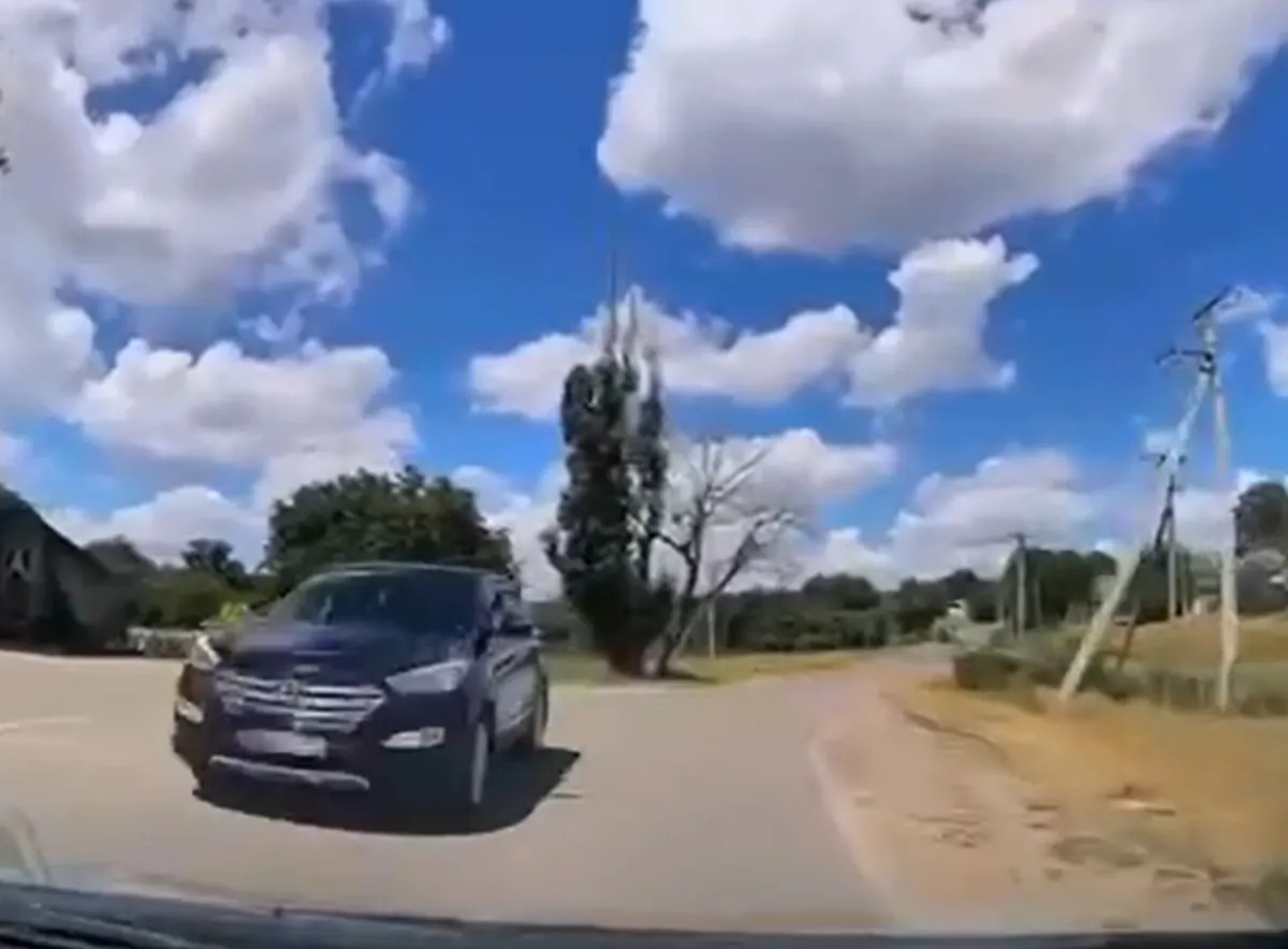 Moment periculos surprins de camera de bord în raionul Orhei: O șoferiță a ieșit pe contrasens în timp ce vira la stânga și a fost la un pas de impact frontal. Poliția a sancționat-o – VIDEO