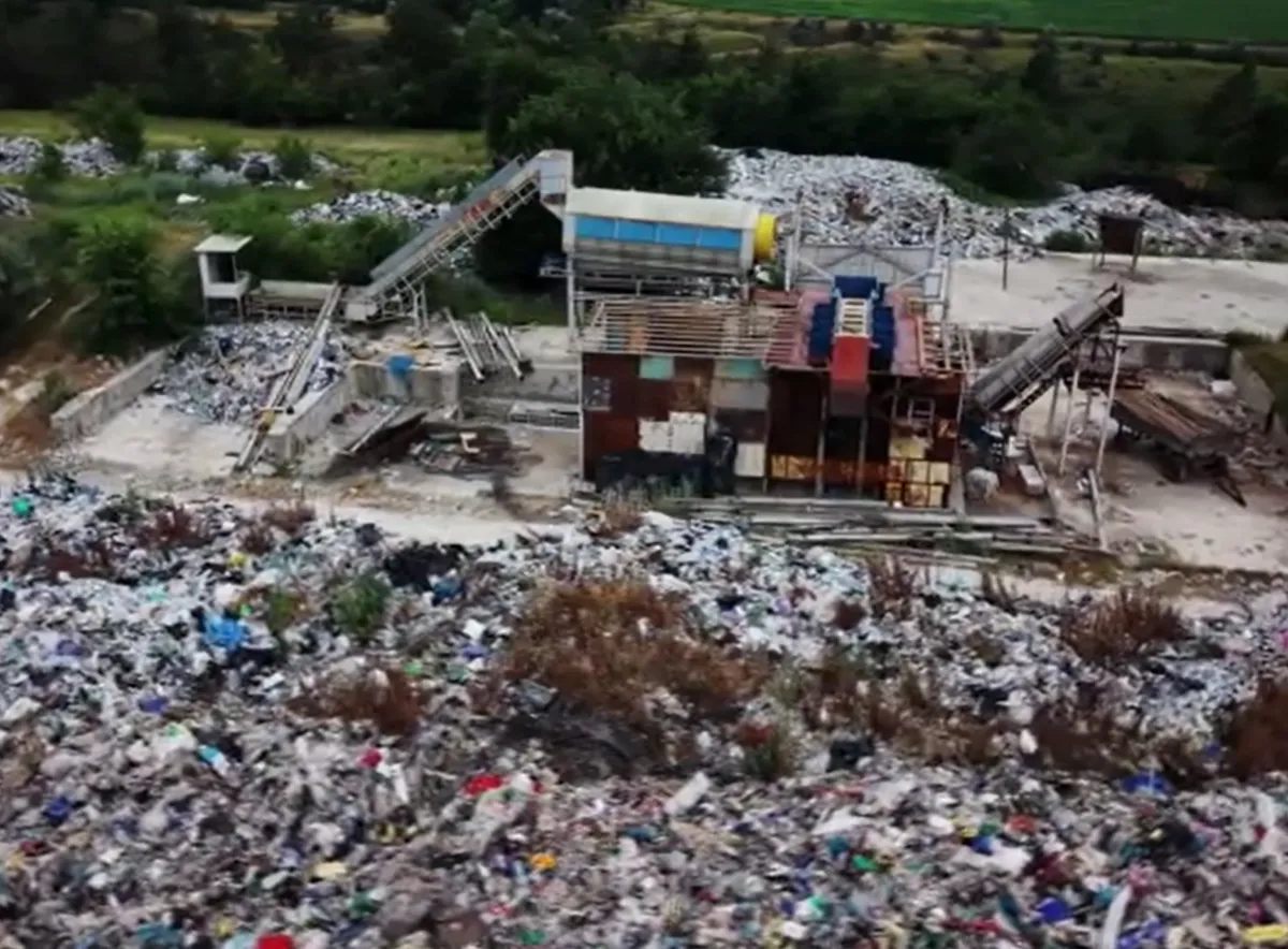 „E dezastru total, e bombă!”: scandal la Porumbeni după descoperirea unei gropi de gunoi ilegale cu deșeuri medicale, plastic și sute de permise de conducere. Localnicii cer demisia primarului - VIDEO