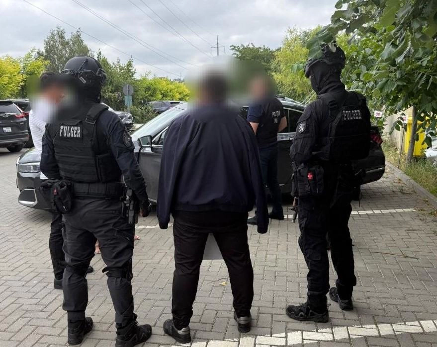 Un consilier municipal din partea MAN, cercetat penal după ce ar fi convins două persoane să investească peste 155.000 de euro într-un proiect imobiliar fictiv. Suspectul, reținut de poliție - VIDEO