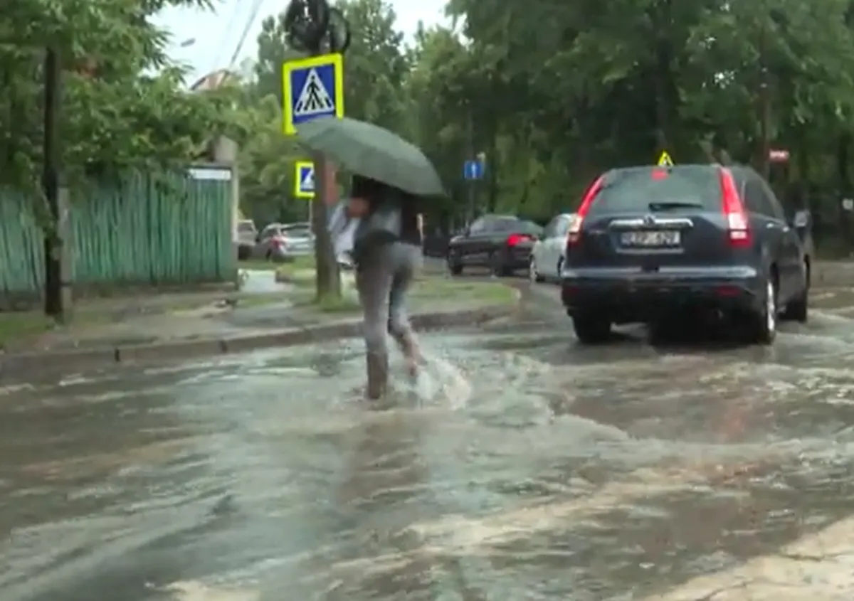 Ploile torențiale au făcut prăpăd în mai multe raioane ale țării: copaci doborâți, străzi transformate în râuri și zeci de intervenții ale salvatorilor - VIDEO