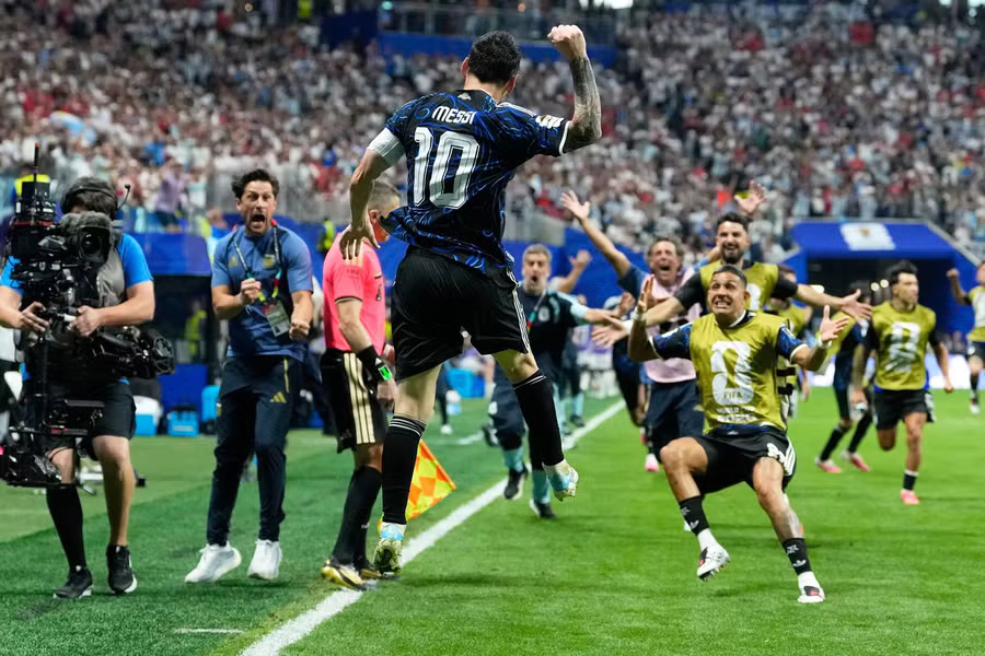 Argentina învinge Anglia cu 2-1 și se califică în finala Cupei Mondiale. Messi va juca al treilea ultim act din carieră