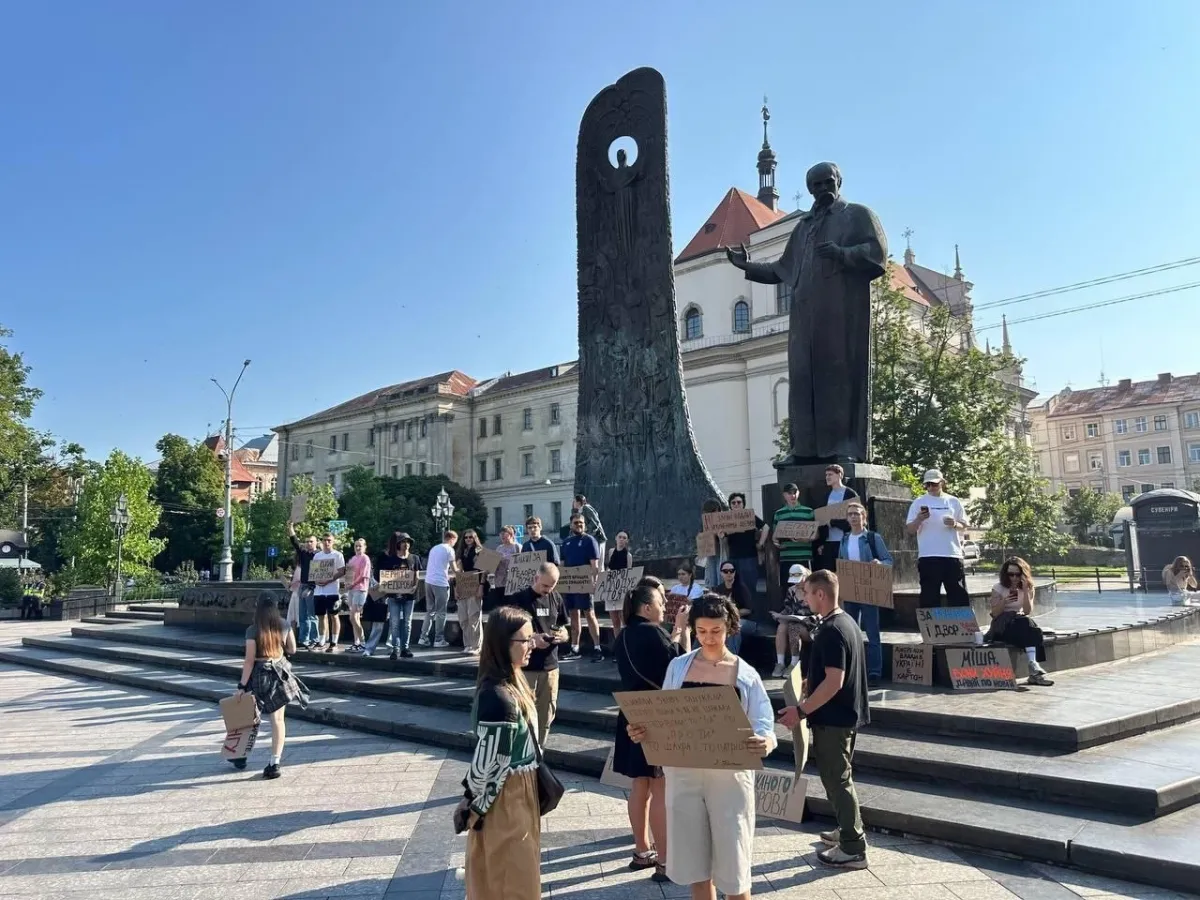 Proteste la Kiev după demiterea ministrului Apărării, Mihailo Fedorov. Manifestanții îi cer lui Zelenski să revină asupra deciziei - FOTO