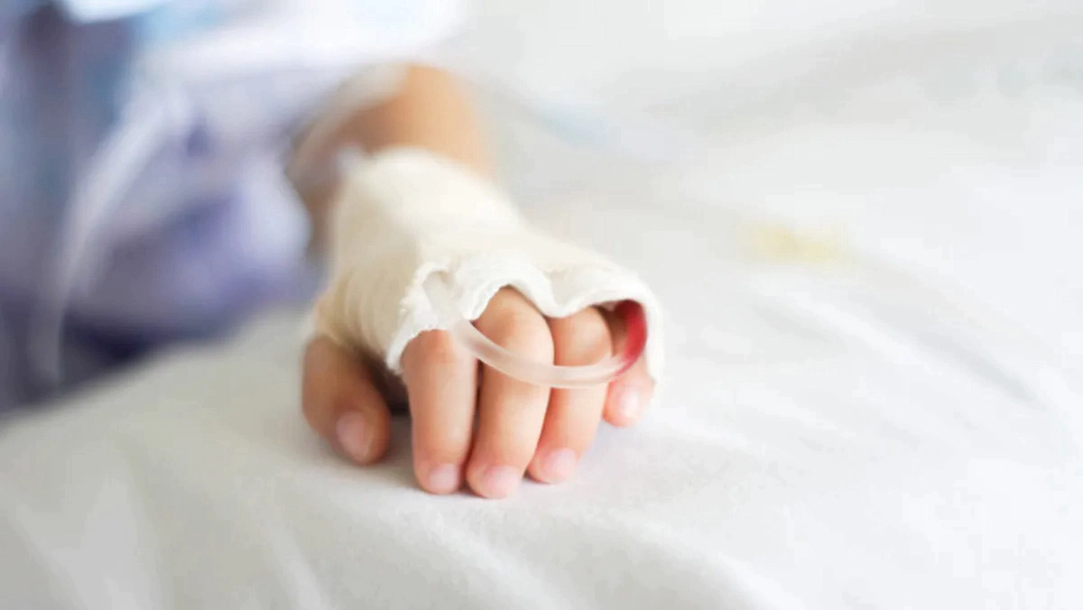 Care este starea fetiței de 7 ani, rămasă în viață în urma tragicului accident din Grecia: medicii au operat-o de urgență de două ori ca să o salveze