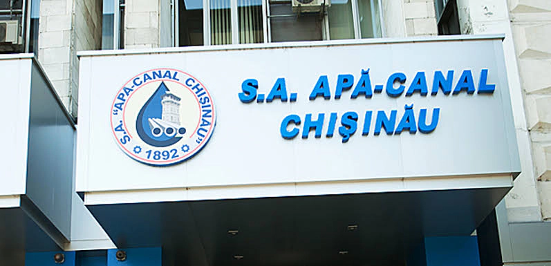 Avarie la o conductă magistrală de pe bulevardul Traian: Apă-Canal Chișinău a sistat alimentarea cu apă