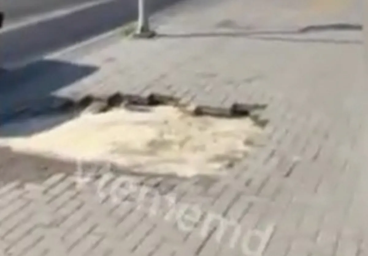 O femeie de 77 de ani a căzut într-o groapă plină cu apă, pe un trotuar din Chișinău. Apă-Canal susține că incidentul nu are legătură cu lucrările sale - VIDEO