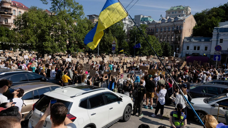 Protestele iau amploare în Ucraina: Mii de oameni au ieșit din nou în stradă după demiterea ministrului Apărării, iar manifestanții cer și plecarea comandantului-șef al armatei - VIDEO