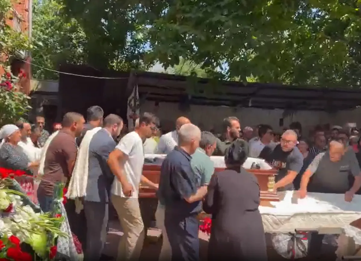 Ultimul drum al baronului Artur Cerari: Zeci de oameni s-au adunat la Soroca pentru a-și lua rămas-bun de la fostul lider al romilor. La înmormântare a fost invitat taraful - VIDEO