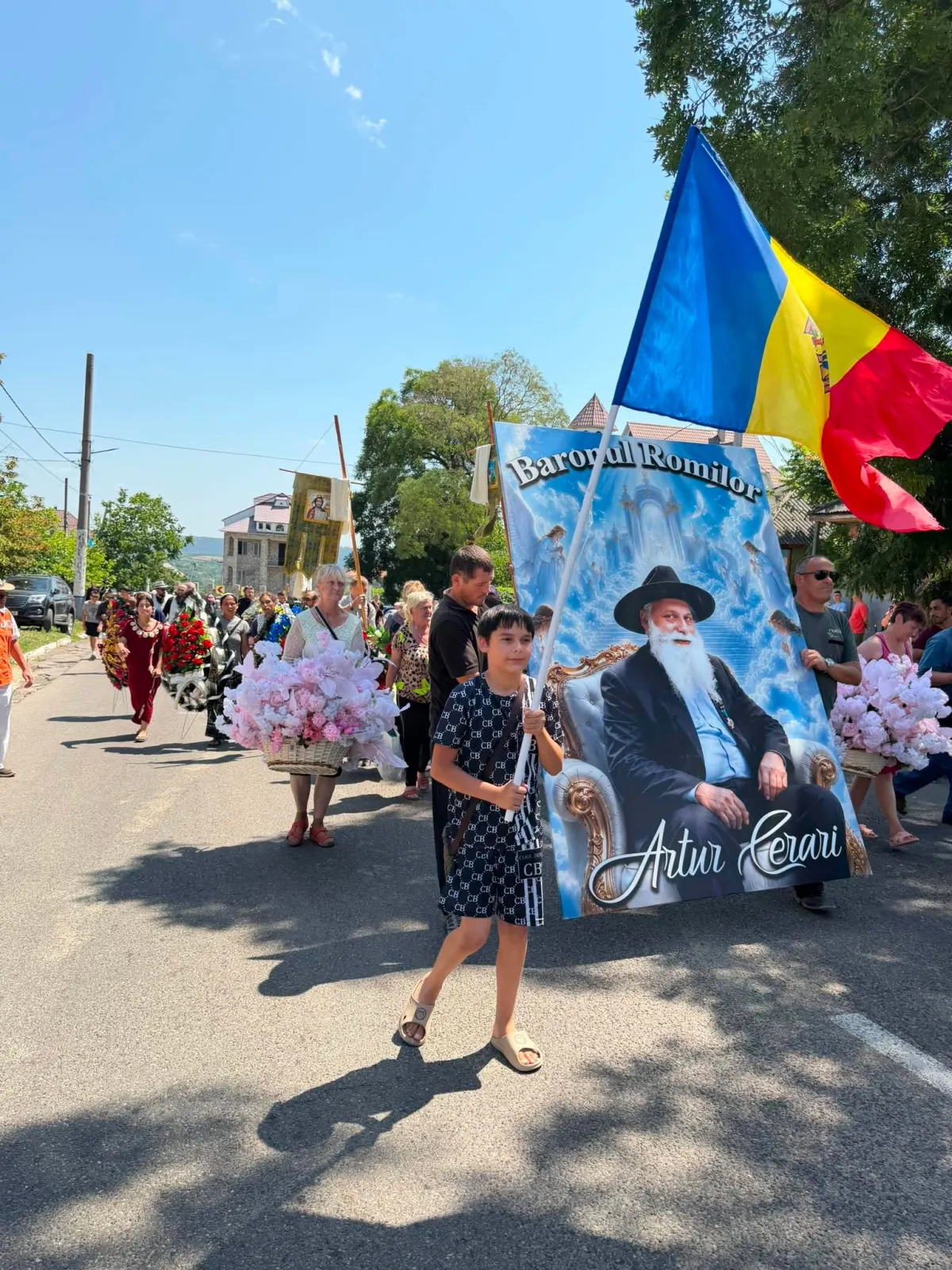 „A fost un om care toată viața a făcut bine”: Sute de persoane și-au luat rămas-bun de la baronul romilor Artur Cerari, condus pe ultimul drum cu onoruri și tradiții vechi – VIDEO