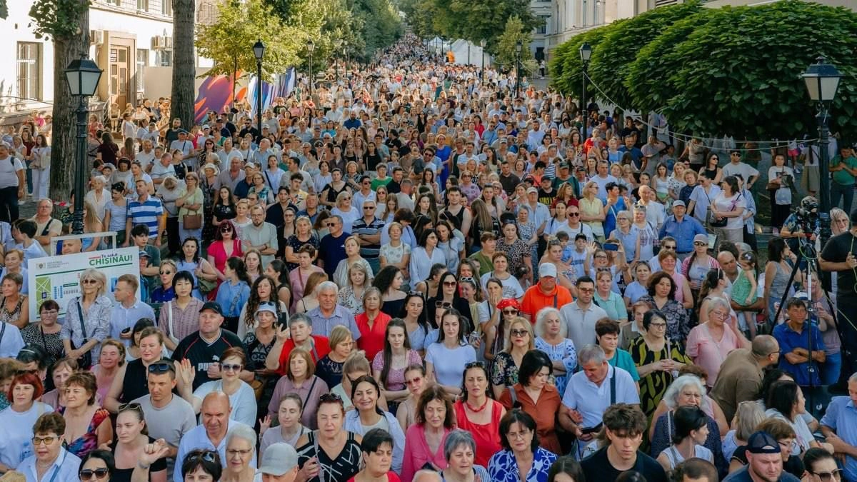 „Suntem mândri de Chișinăul nostru”: Mii de oameni au sărbătorit cei 590 de ani ai capitalei la festivalul „Te salut, Chișinău!”, printre meșteri populari, muzică și tradiții – VIDEO