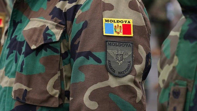 Militar în termen, rănit grav într-un accident cu motocicleta la Hîncești: tânărul a ajuns la spital după ce s-a izbit de o mașină parcată