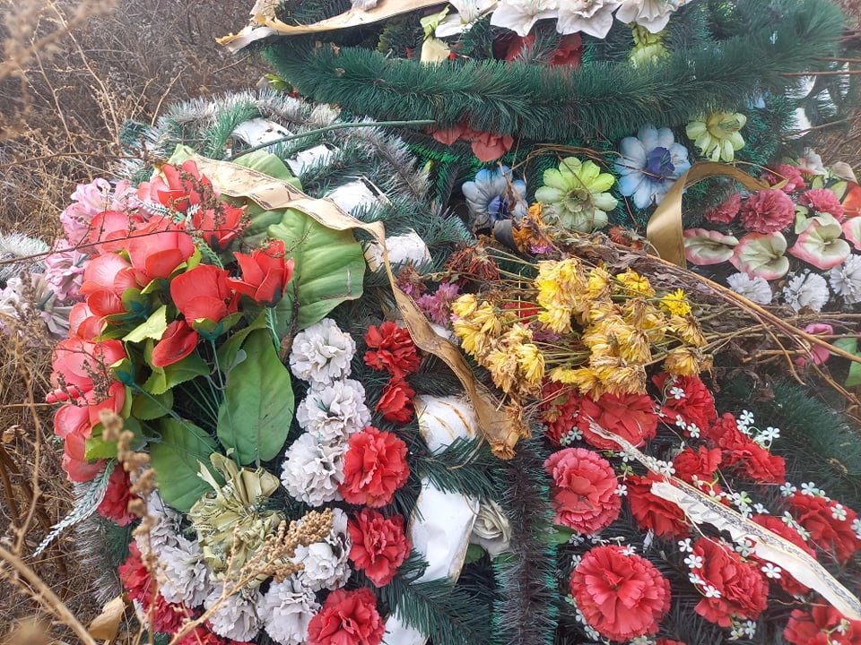 Coroanele funerare din plastic ar putea fi interzise în Republica Moldova. Ministerul Mediului vrea să elimine sute de mii de articole care ajung anual la gunoi