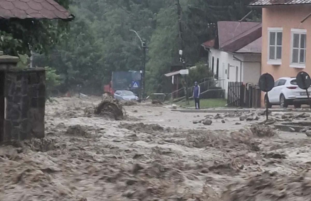 Viitură puternică în Buşteni: mașini luate de apă și trafic blocat pe DN 1. Rupere de nori și în București și Ilfov, a fost emis cod roșu de vijelie - VIDEO