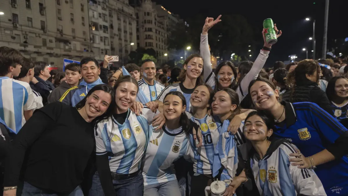Atmosferă incendiară înaintea finalei Cupei Mondiale: mii de suporteri argentinieni au cucerit Times Square, iar Shakira, Justin Bieber și Madonna vor urca pe scenă