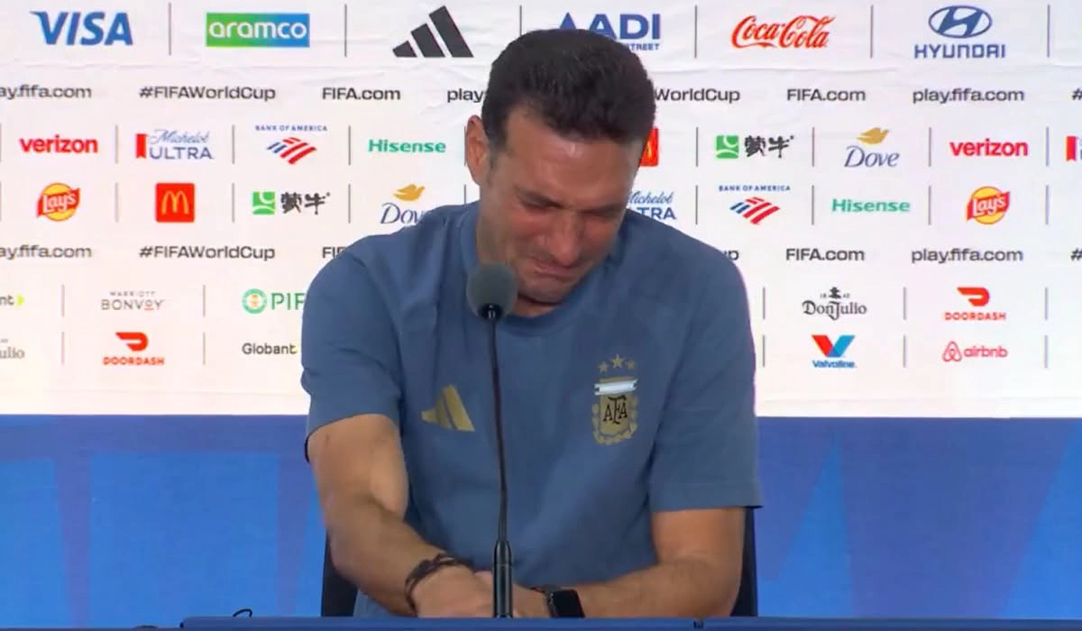 Scaloni, copleșit de emoții după performanța Argentinei: selecționerul a plâns la conferința de presă și a lăsat deschisă posibilitatea plecării - VIDEO