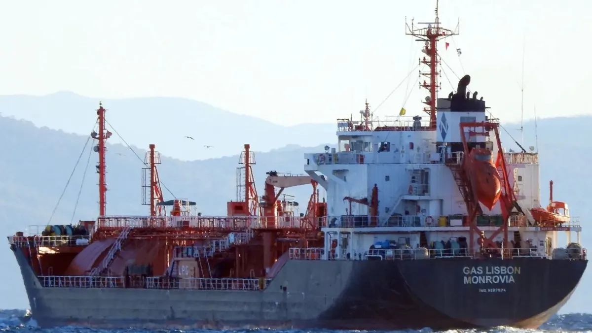 Incendiu la un petrolier în Marea Neagră, în apropiere de Sulina. Echipajul a fost salvat, iar nava este în flăcări