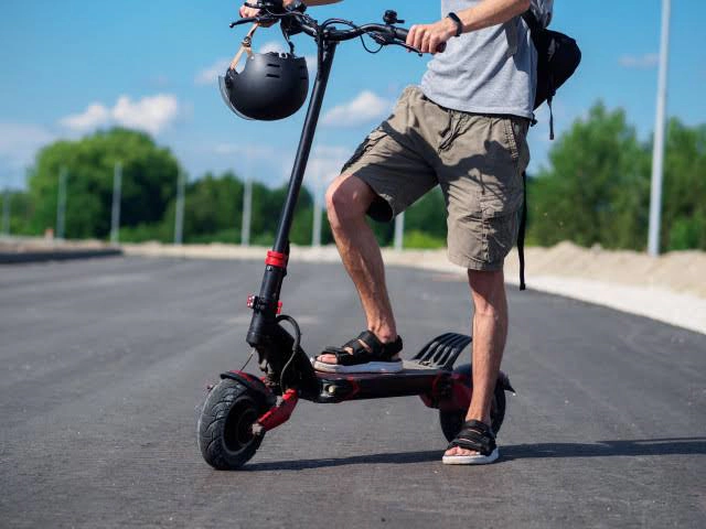 Circuli cu bicicleta sau trotineta electrică? Poliția explică regulile pe care trebuie să le respecți și avertizează că abaterile se sancționează conform legii - FOTO