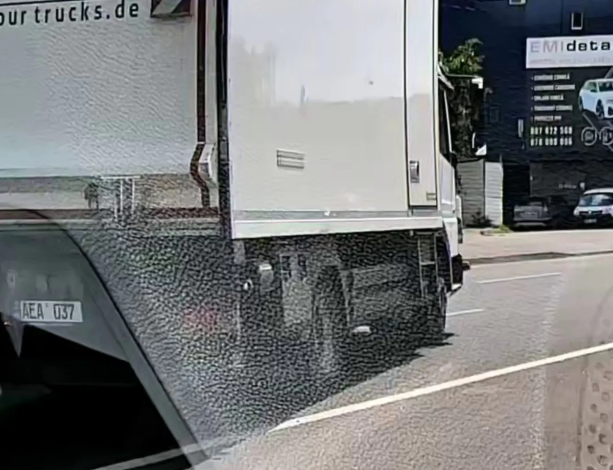 Manevră periculoasă surprinsă pe strada Albișoara din Chișinău: un șofer de camion a trecut peste linia continuă, a intrat pe contrasens și a virat neregulamentar la stânga - VIDEO