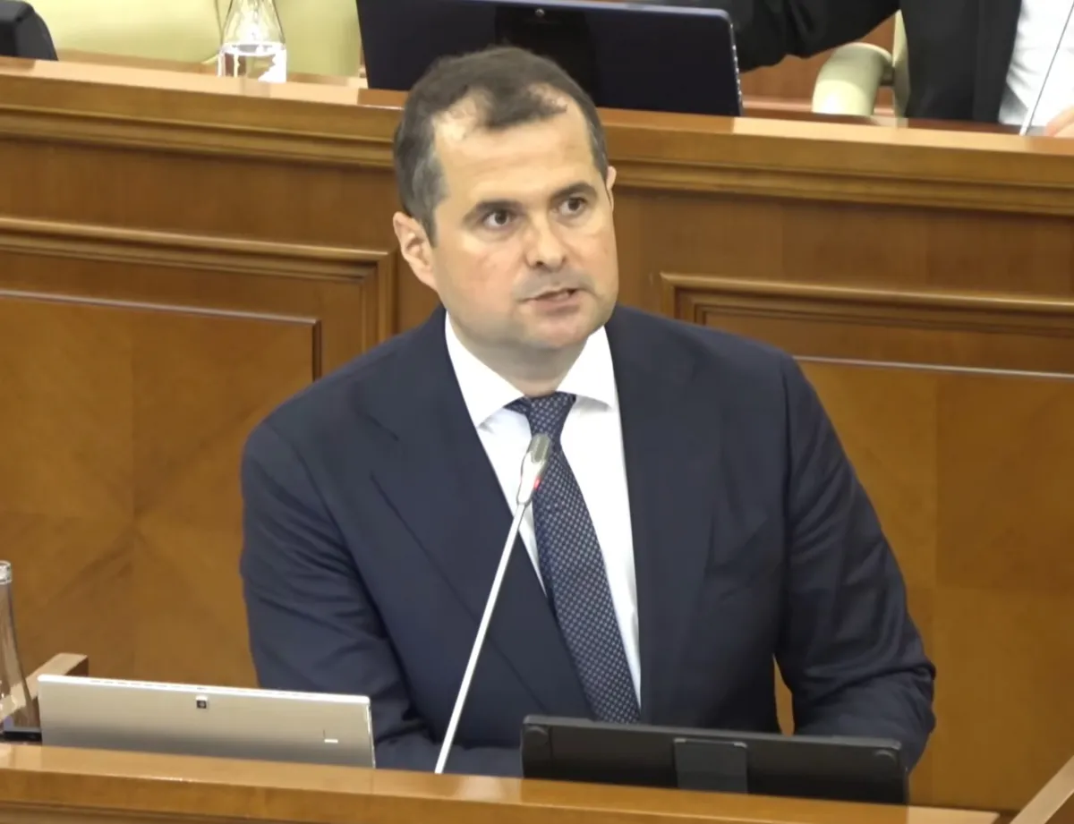 Aproape șapte ore de întrebări pentru Vasile Tofan în Parlament: premierul desemnat promite investiții, reforme economice și spune că va suna personal companiile străine pentru a le aduce în Moldova - VIDEO