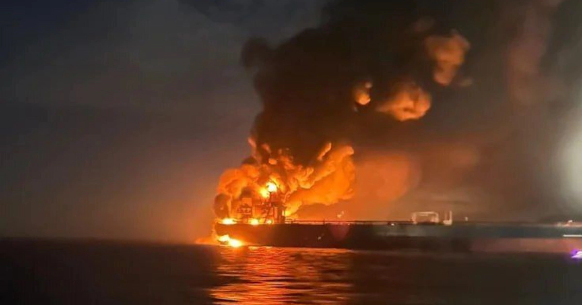 Explozie puternică în Marea Neagră: un petrolier încărcat cu aproape 3.800 de tone de gaz petrolier lichefiat a luat foc în apropiere de Sulina. Trei marinari au fost răniți - VIDEO
