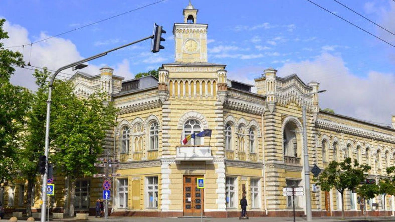 Primăria Chișinău scoate la vânzare mai multe terenuri municipale, iar PAS cere păstrarea unor loturi pentru construcția de școli și grădinițe. Ce spune MAN - VIDEO