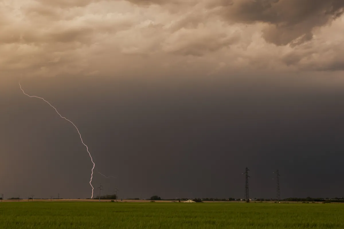 Cod GALBEN de instabilitate atmosferică în Republica Moldova: sunt așteptate ploi cu descărcări electrice. Când intră în vigoare avertizarea - FOTO