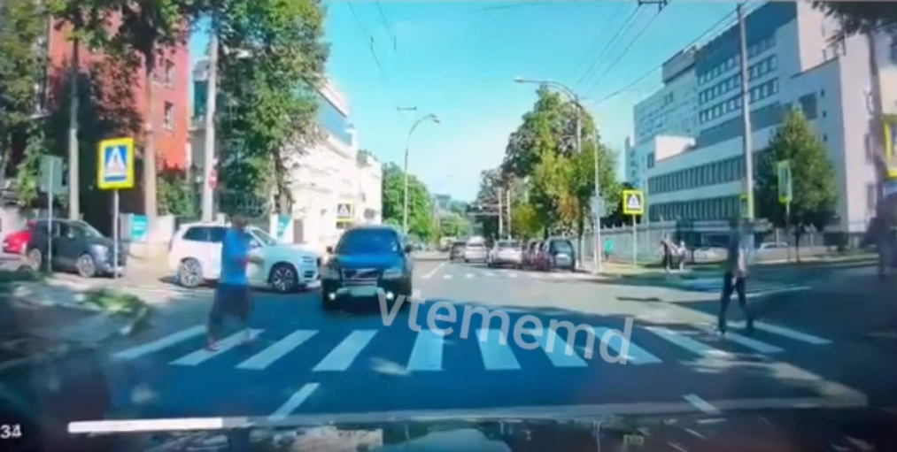 Un pieton, la un pas de a fi lovit în timp ce trecea strada regulamentar. Momentul, surprins de o cameră de bord - VIDEO