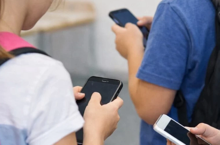 Premieră în Uniunea Europeană: Franța adoptă o lege care interzice accesul copiilor sub 15 ani la rețelele sociale - VIDEO
