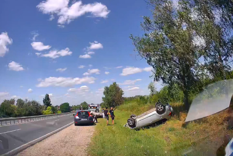Accident la ieșirea din Chișinău: un automobil s-a răsturnat pe un taluz - VIDEO