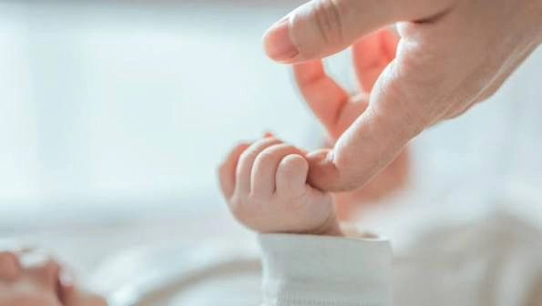 Veste bună pentru viitorii părinți: Indemnizația de maternitate va putea fi calculată din venitul tatălui chiar și fără căsătorie - VIDEO