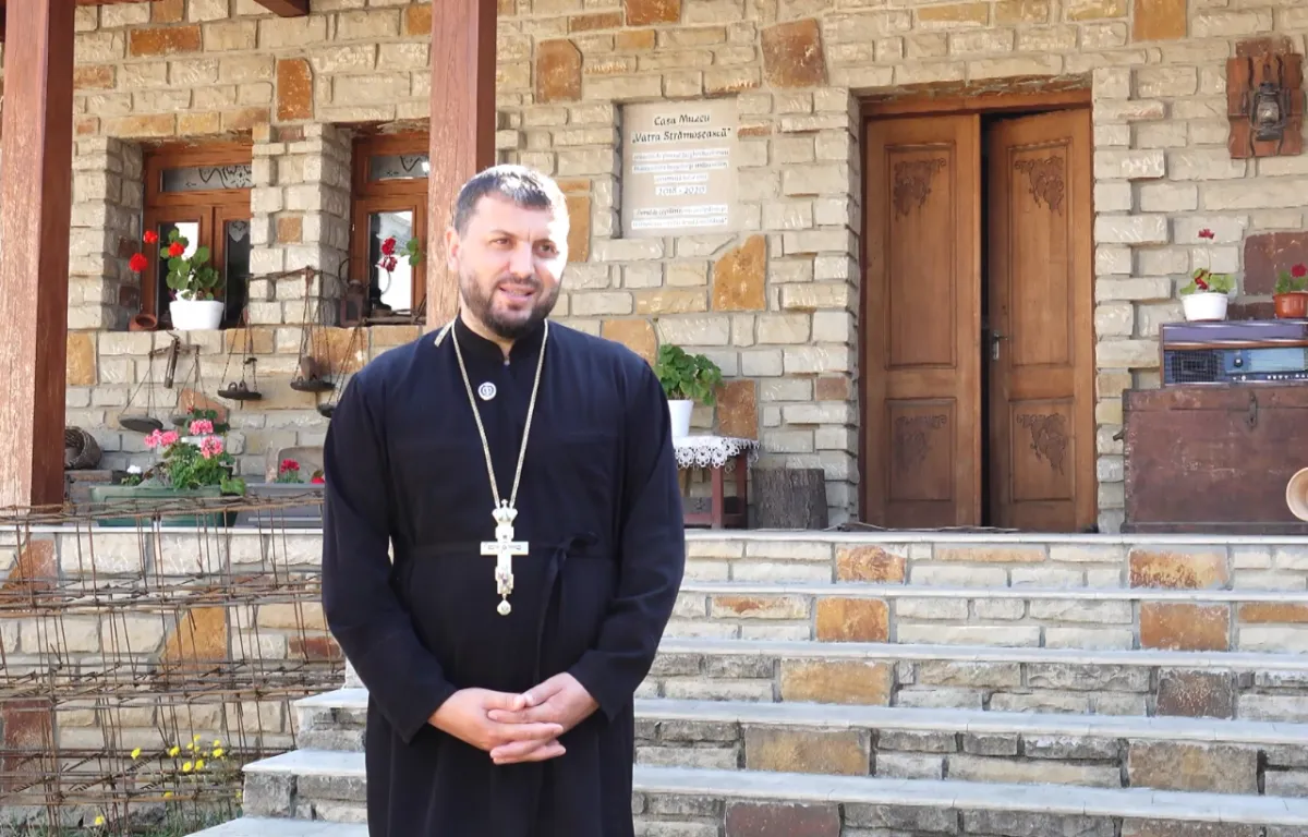 Un preot din raionul Florești a construit în curtea bisericii o casă muzeu, numită Vatra Strămoșească: „Este o împlinire sufletească” - VIDEO