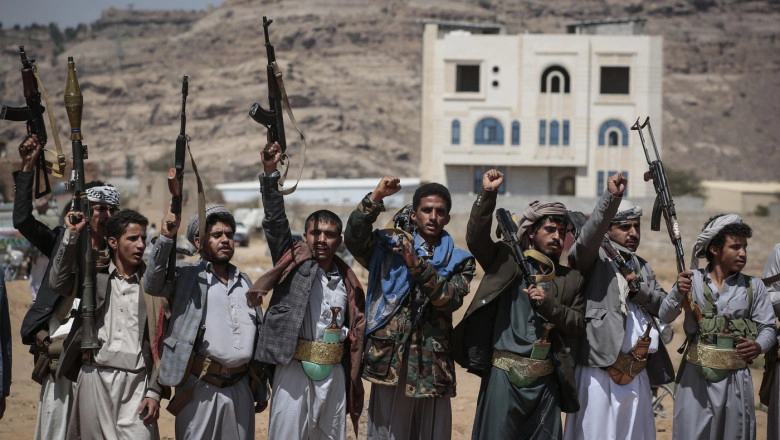 Tenisiunile cresc tot mai mult în Orientul Mijlociu: Rebelii Houthi susţin că au atacat două petroliere saudite în Marea Roşie. Unul din ele a luat foc