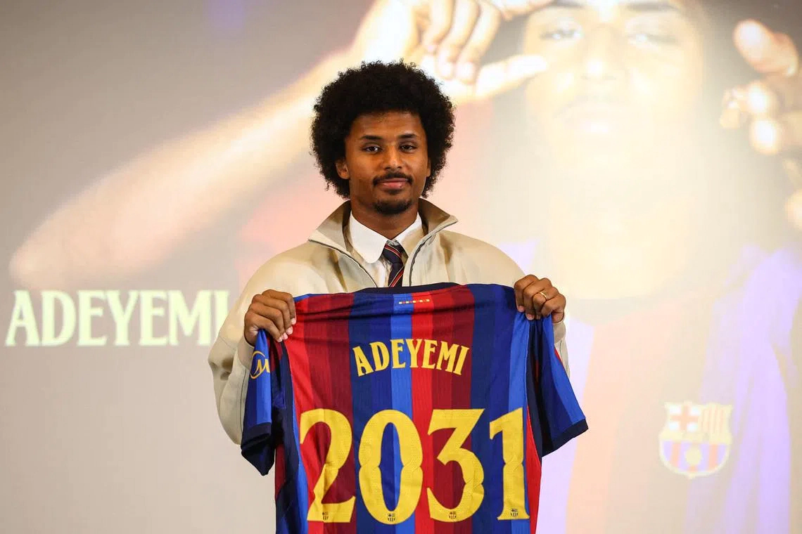 Noua vedetă a Barcelonei: un fotbalist de viteză, cu origini românești, cumpărat de la Borussia Dortmund