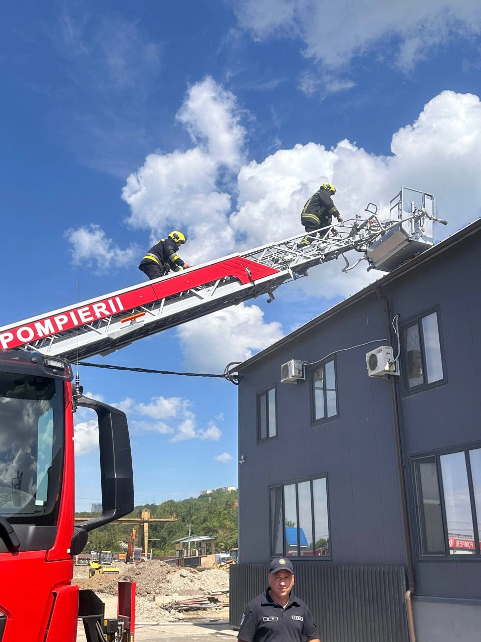 Incendiu de proporții la un depozit frigorific din Chișinău: 47 de pompieri au intervenit cu 9 autospeciale pentru a opri flăcările - FOTO