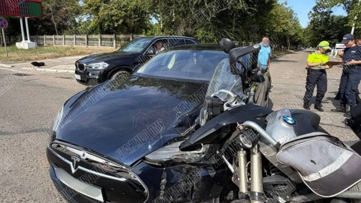 Accident grav în stânga Nistrului: un motociclist a ajuns la spital după ce s-a izbit într-o mașină. Momentul cu impact emoțional, surprins de camere - VIDEO
