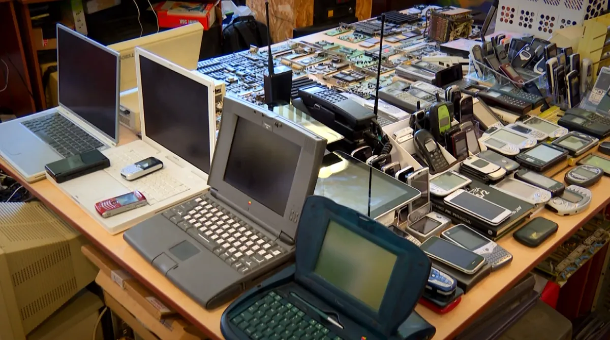 De la telefoane cu fir și pagere la televizoare și diskete: Un tânăr a adunat tehnologia de altădată într-un mic muzeu la Academia de Științe a Moldovei - VIDEO