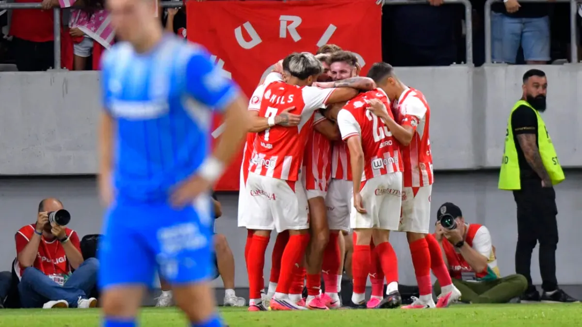 Seară incredibilă, cu două povești în SuperLiga României. Dinamo a făcut spectacol și a umilit-o pe campioana Universitatea Craiova, cu 5 la 1 - VIDEO