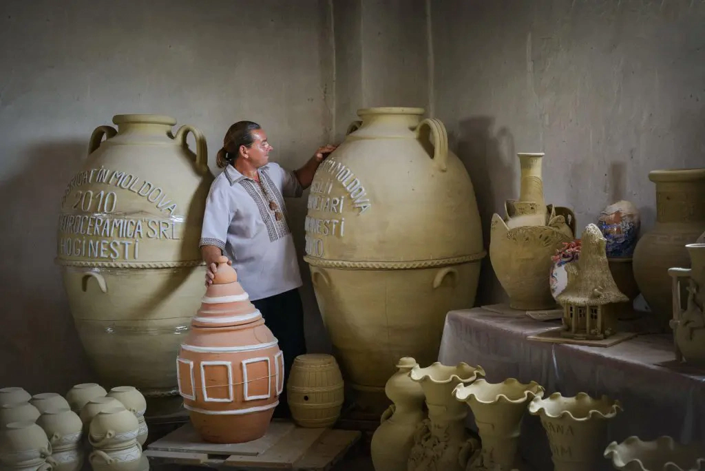 Festivalul „La vatra olarului” a adunat sute de oameni și meșteri populari la Hoginești: „De un an aștept această expoziție, să îmi cumpăr ceva din olărit” - VIDEO