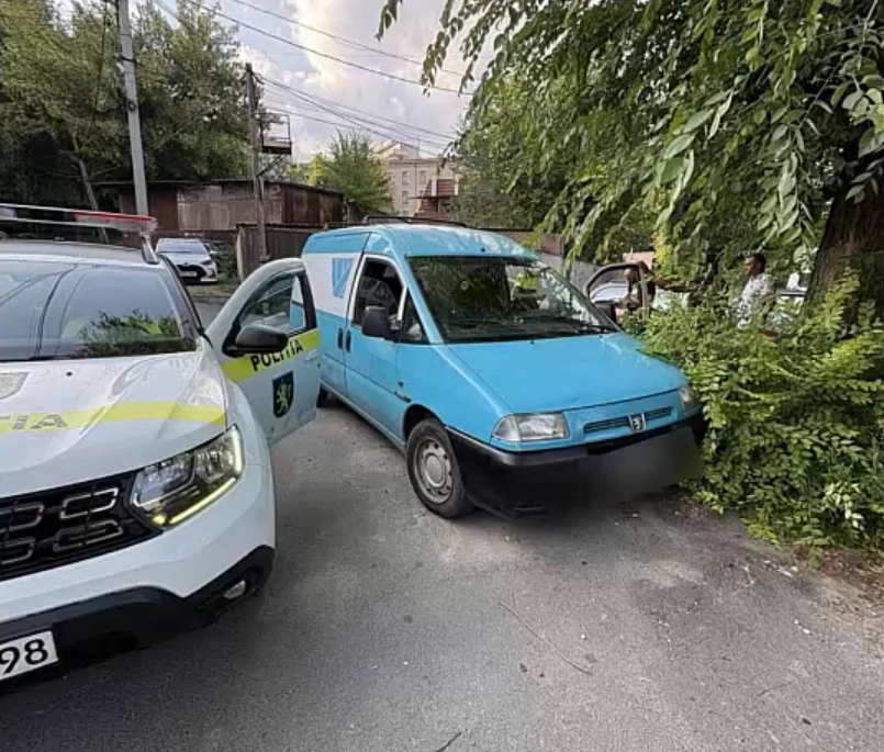Au furat o mașină și peste 50 de mii de lei: doi tineri din Chișinău și Florești, reținuți de polițiști- VIDEO