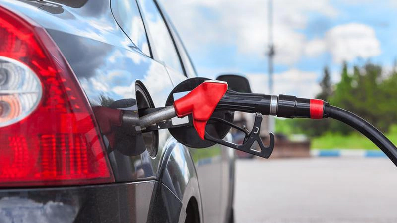 Mai multe stații PECO au rămas fără stocuri de motorină. Guvernul: „Două barje cu combustibil au ajuns în țară”